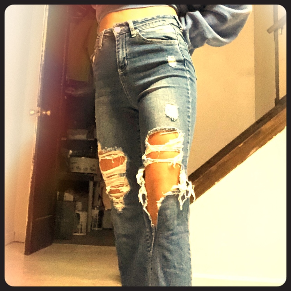 Cute ripped mom jeans!